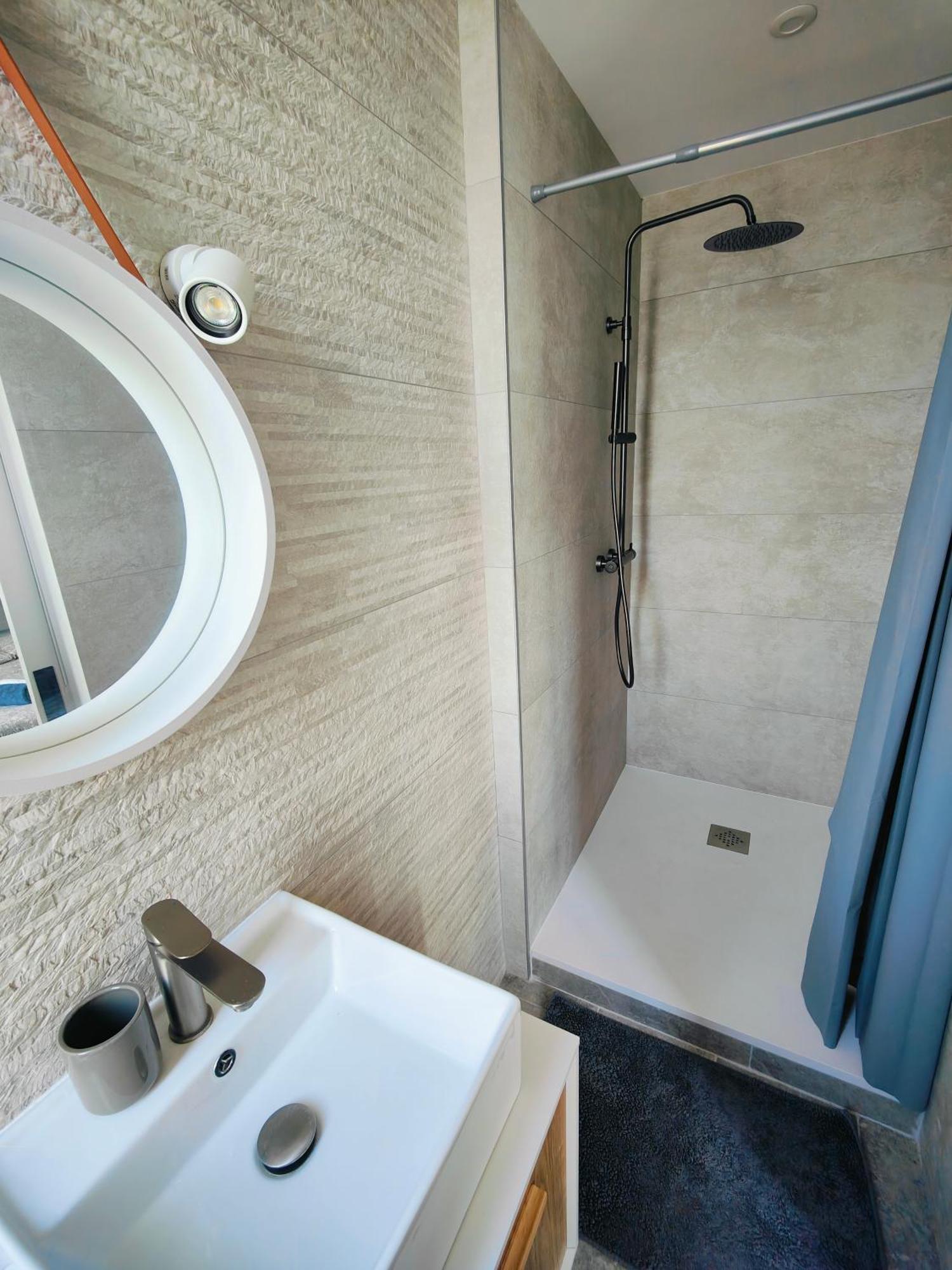 Self-Checkin Town House - Rooms To Rent In A Beautiful Modern Town House - Not A Hotel - Location De Chambres Avec Arrivee En Autonomie - Extra Fee For Sheets And Towels - Private Parking - Check Your Plateform Inbox And Follow Check-In Instructions Saint-Romain-en-Gal Exterior foto